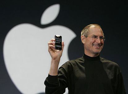 Steve Jobs, uno de los grandes genios. El fundador de Apple sólo sabe revolucionar el mercado: Macintosh, iPod y iPhone ¿necesita más presentación?