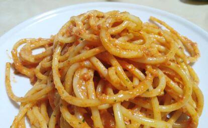 Spaghetti con pesto de pimientos asados