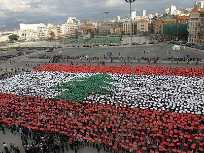 Once mil jóvenes libaneses formaron ayer, en homenaje al asesinado Rafik Hariri, una bandera libanesa en la plaza de los Mártires de Beirut.