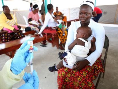 Una enfermera prepara una vacuna en un hospital de Monrovia (Liberia).