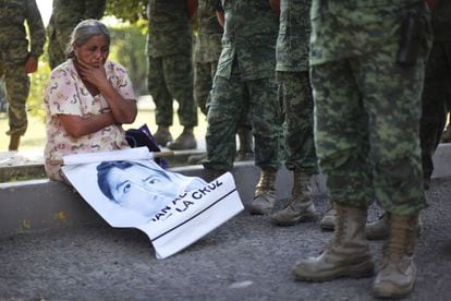 La madre de un estudiante desaparecido junto a soldados mexicanos, en 2019.