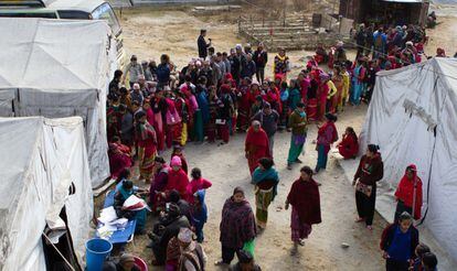 Aldeanos nepalíes hacen fila para ser atendidos en las carpas instaladas junto al centro médico en Melamchi. Hasta 150 enfermos recuperan la vista en un fin de semana.