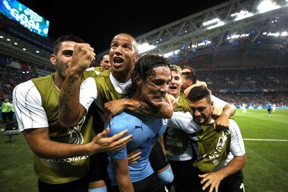 Los jugadores de Uruguay celebran el tanto de Edinson Cavani.