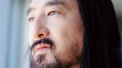 Steve Aoki mira desde su hotel a un punto de Barcelona que debe de ser fascinante.