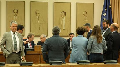 Miembros de la mesa y de la comisión de las 'cloacas' de Interior en su sesión constitutiva en el Congreso.
