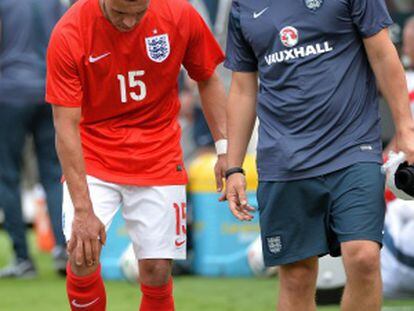 Chamberlain se duele de la rodilla derecha.