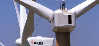 Trabajos de montaje de un parque e&oacute;lico con aerogeneradores de Acciona Windpower.