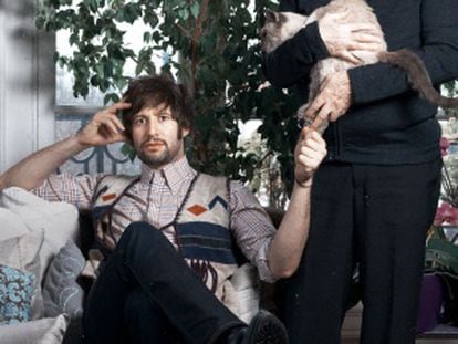 Alejandro y Adán, padre e gato, en la casa paterna de París.