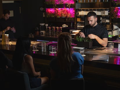 Unos clientes esperan a sus cócteles en Angelita.