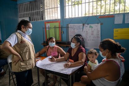 La escuela de la comunidad 23 de Septiembre, del municipio La Lima, es uno de los centros donde la ONG desarrolla el proyecto Escuelas de Empleo con jóvenes mujeres en situación de especial vulnerabilidad. Aquí abundan, pues esta fue una zona muy azotada por los huracanes Eta y Iota.