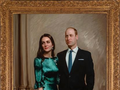 Primer retrato oficial de Guillermo de Inglaterra y Kate Middleton, duques de Cambridge, que se exhibirá en la universidad de Cambridge y ha sido presentado el 23 de junio de 2022.