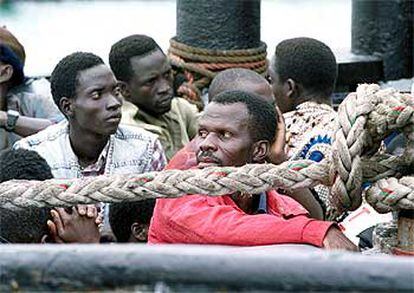 Un grupo de los subsaharianos que llegaron ayer a Las Palmas a bordo de un barco <b></b><i>negrero.</i>