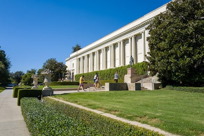 People walk throughThe Huntington Library, Art Museum