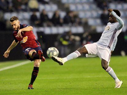 Roberto Torres, centrocampista de Osasuna, golpea la pelota ante la oposición de Pione Sisto.