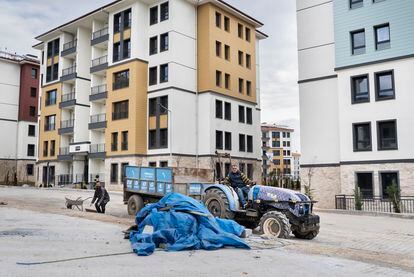 Islahiye (provincia de Gaziantep). Los operarios ultiman los nuevos bloques de vivienda de la empresa pública TOKI antes de que sean inaugurados por el presidente, Recep Tayyip Erdogan. 