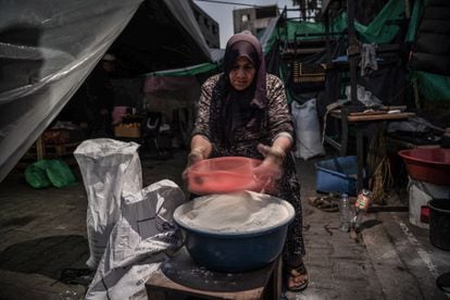 Una mujer tamiza harina, este viernes en Jan Yunis.