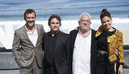 Los actores Jose Luis García, Eduard Fernandez y Elena Anaya, protagonistas de 'Lejos del mar' del director Imanol Uribe.
