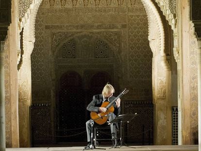 El músico David Russell, en la Alhambra de Granada.