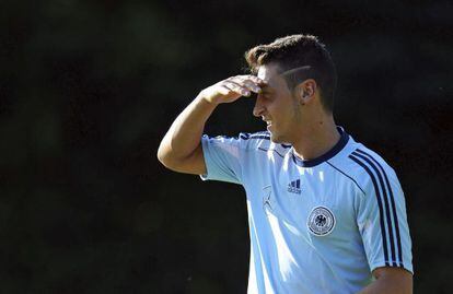 Özil, en un entrenamiento con la selección alemana