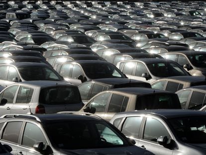 Vehículos estacionados en una factoría cerca de Toulouse (Francia).