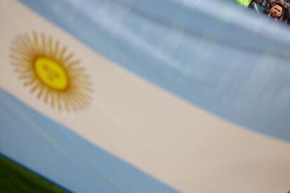 Leo Messi, escuchando el himno de argentina antes del inicio del encuentro. 