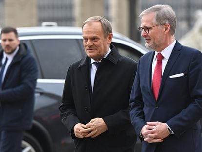 Desde la izquierda: los primeros ministros de Polonia, Donald Tusk, y de la República Checa, Petr Fiala.