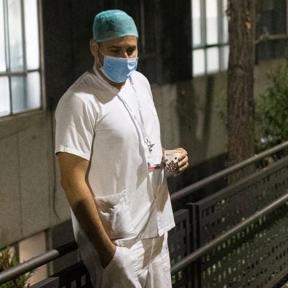 Emilio Ramírez Rodríguez, celador en el Hospital la Paz, en un momento de su descanso, en marzo, en plena pandemia.
