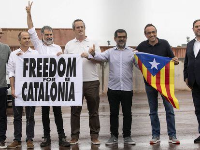 De izquierda a derecha, Romeva, Turull, Cuixart, Forn, Sànchez, Rull y Junqueras, en junio de 2021, cuando salieron de prisión tras ser indultados por el Gobierno.