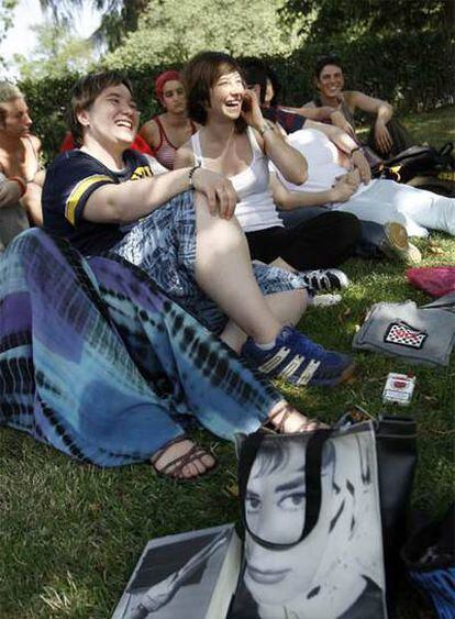 Miembros de los colectivos de lesbianas, en el Retiro.