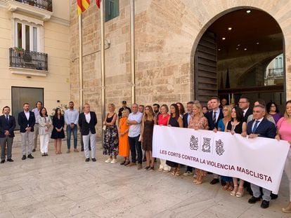 Pancarta contra la violencia machista a las puertas de las Cortes valencianas este viernes, con los representantes de Vox, encabezados por la presidenta del parlamento, Llanos Massó, a la izquierda, en una imagen del Twitter de Rebeca Torró.
