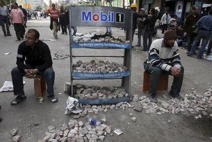 Manifestantes anti-Mubarak, junto a un cargamento de piedras que serán utilizadas contra los partidarios del régimen en El Cairo.
efe
