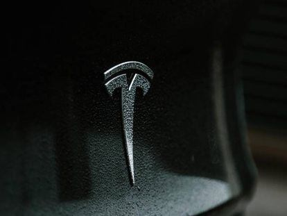 Logo de Tesla en un coche negro