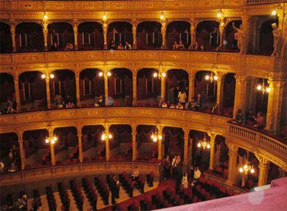 Interior de la magnífica ópera de Budapest.