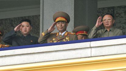 Kim Jong-il (derecha) y su hijo Kim Jong-un (izquierda) hacen un saludo militar al paso del desfile, el 10 de octubre.