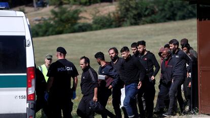 Un grupo de migrantes bajo custodia policial, tras ser detenidos el 15 de septiembre en Eslovaquia junto a la frontera con Hungría.