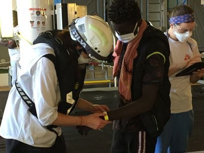 Un miembro del equipo de MSF durante el registro de rescatados a bordo del 'Geo Barents'.