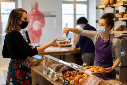 Una clienta acudía el pasado martes con su propio recipiente a la panadería Douze de París.