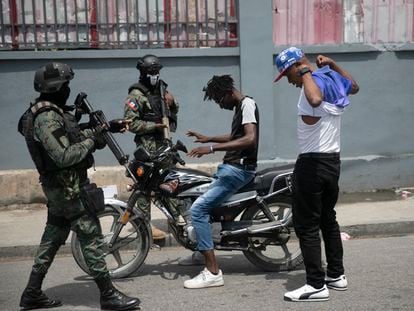 Fuerzas armadas registran a dos hombres en búsqueda de armas, en la zona de oficinas gubernamentales de Puerto Príncipe (Haití), el 11 de julio.