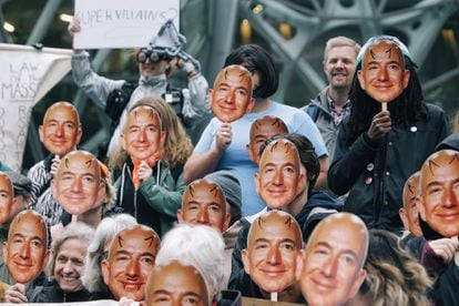 Manifestantes con máscaras de Jeff Bezos, en una protesta de 2018 en contra de que Amazon proporcione su programa de reconocimiento facial al Gobierno de EE UU. 