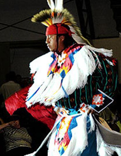 Indio miccosukee bailando danzas tradicionales en una aldea de Florida.