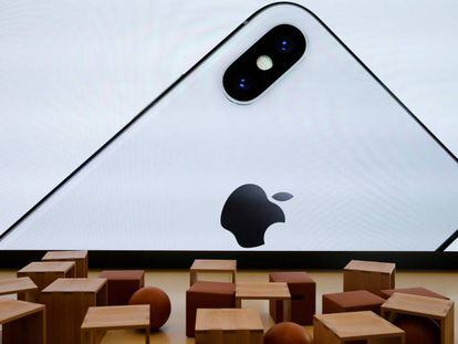 FILE PHOTO: An iPhone X is seen on a large video screen in the new Apple Visitor Center in Cupertino, California, U.S., November 17, 2017. REUTERS/Elijah Nouvelage/File Photo