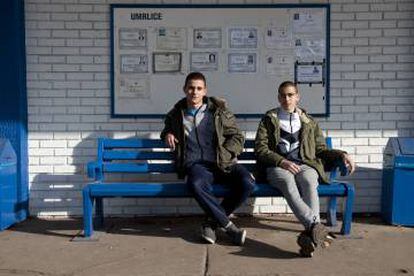 Dos jóvenes aprendices del oficio de soldador, en la puerta de la fábrica