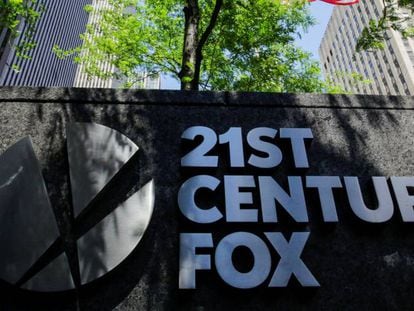 Logo de la compa&ntilde;&iacute;a Twenty-First Century Fox en las oficinas de Manhattan, Nueva York (EE UU).