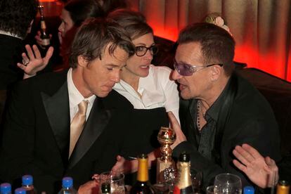 Julia Roberts, su marido Daniel Moder y Bono, arreglando el mundo.