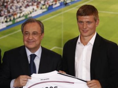 Florentino Pérez presenta en julio a Toni Kroos, uno de sus grandes fichajes de la temporada