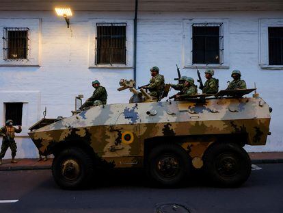 Soldados en un vehículo acorazado patrullan Quito (Ecuador), este martes.