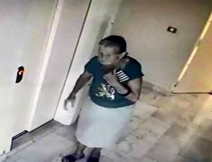 Captura de vídeo de la anciana en uno de los apartamentos robados.