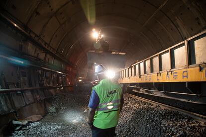 Trabajadores del Metro, laboran durante las obras de mantenimiento y refuerzo de la estructura de la linea 12 en la estación Parque de los Venados, en Ciudad de México.