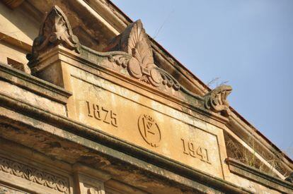 Detalle de la entrada del edificio de la Torre de la Sagrera con las fechas de la construcción.