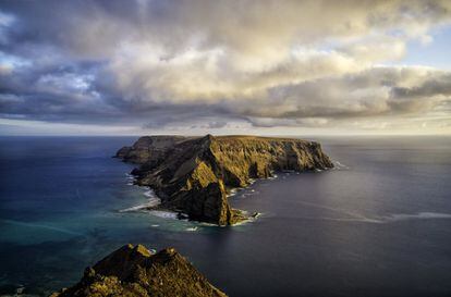 Aunque se trata de un pedazo de tierra diminuto en mitad del Atlántico de apenas once kilómetros de largo por seis de ancho, la isla de <a href="http://www.visitmadeira.pt/es-es /" target="_blank"> Porto Santo </a> no está sola: a escasos 40 kilómetros está su vecina Madeira, que da nombre al archipiélago. Son hermanas desiguales: mientras que Madeira luce un frondoso verdor, Porto Santo es tan árida como fascinante, y mucho menos turística. Un sitio especial es la playa de Campo de Baixo, de nueve kilómetros largo y arenas curativas. Un museo recuerda que aquí vivió algunos años Cristóbal Colón.